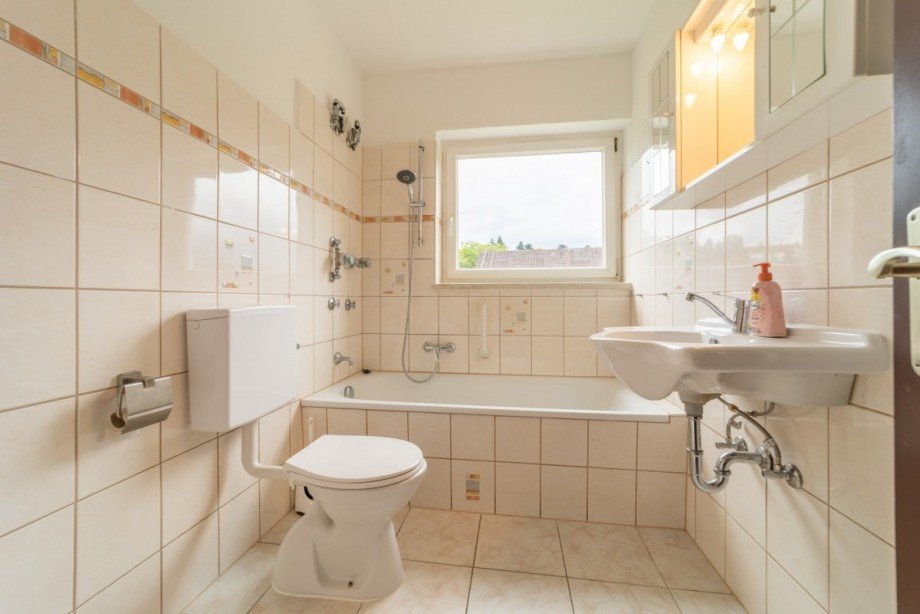 Tageslichtbad mit Wanne Etagenwohnung Lottstetten