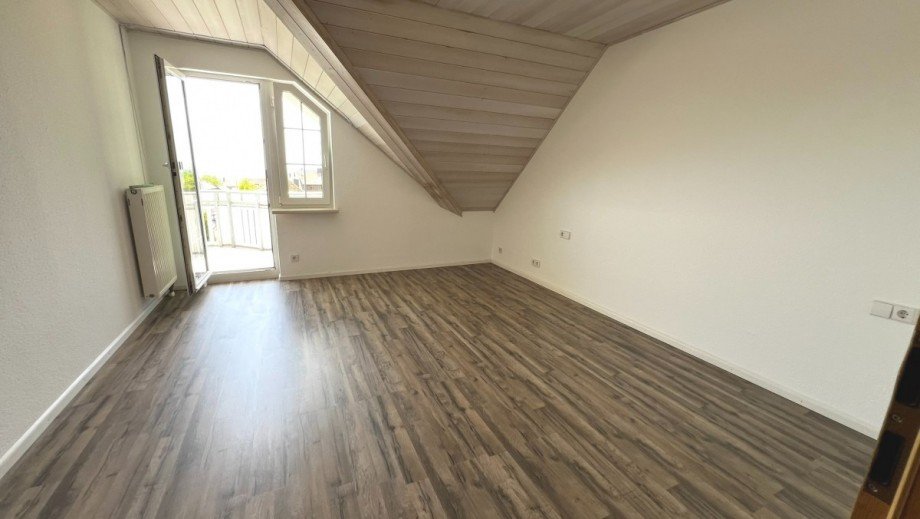charmantes Hauptschlafzimmer Dachgeschosswohnung G�rwihl