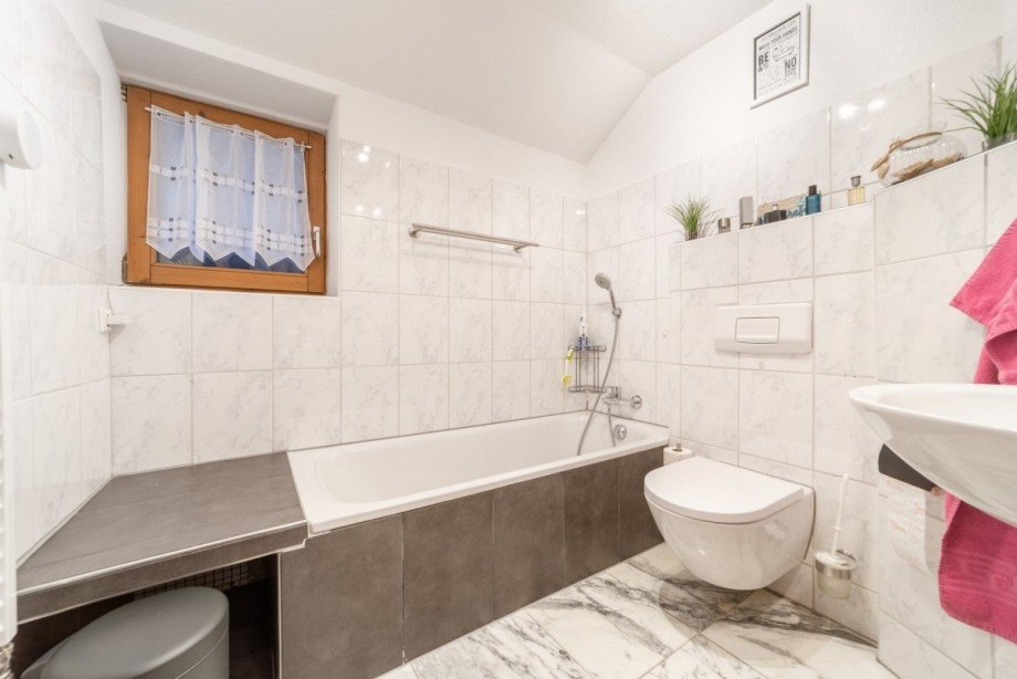 Bad mit Wanne Reihenmittelhaus Dogern