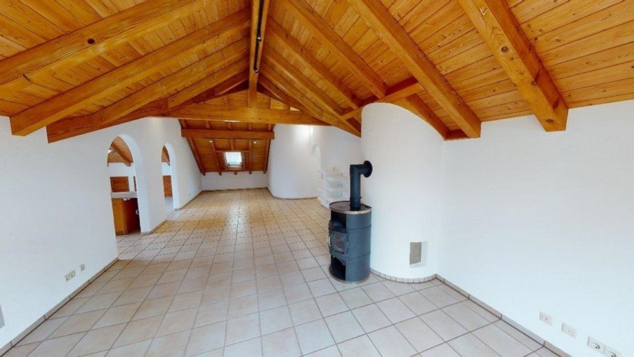 Wohnzimmer mit Kaminofen Dachgeschosswohnung K�ssaberg