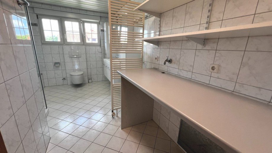 Badezimmer mit Waschmaschinenanschluss Dachgeschosswohnung G�rwihl