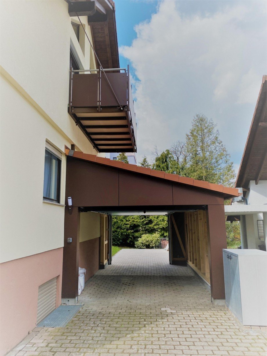 Hausansicht mit Balkon und Garage Dachgeschosswohnung K�ssaberg