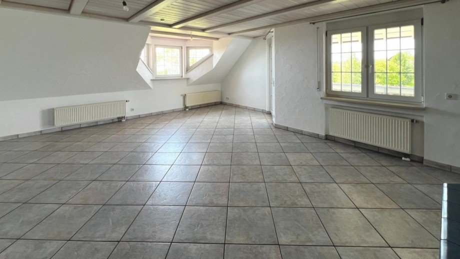 heller Wohn - und Essbereich mit Balkonzugang Dachgeschosswohnung G�rwihl
