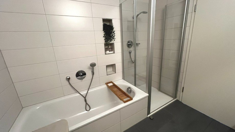 Badewanne und Dusche Maisonettewohnung K�ssaberg