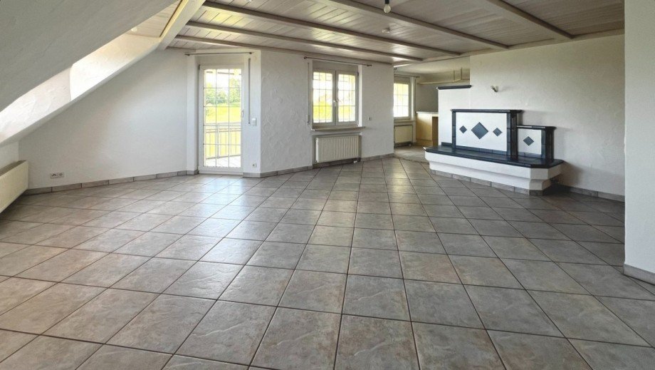 Lichtdurchflutetes Wohnen mit offener K�che Dachgeschosswohnung G�rwihl