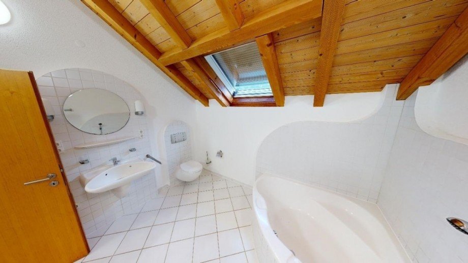Tageslichtbad mit Dusche und Eckbadewanne 1 Dachgeschosswohnung K�ssaberg