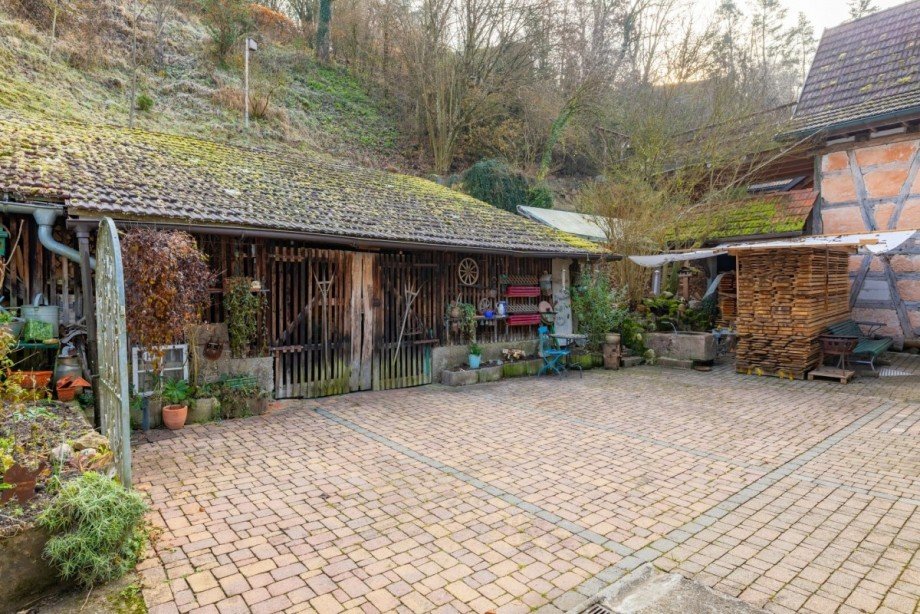 Hof mit Schuppen Reihenmittelhaus Wut�schingen