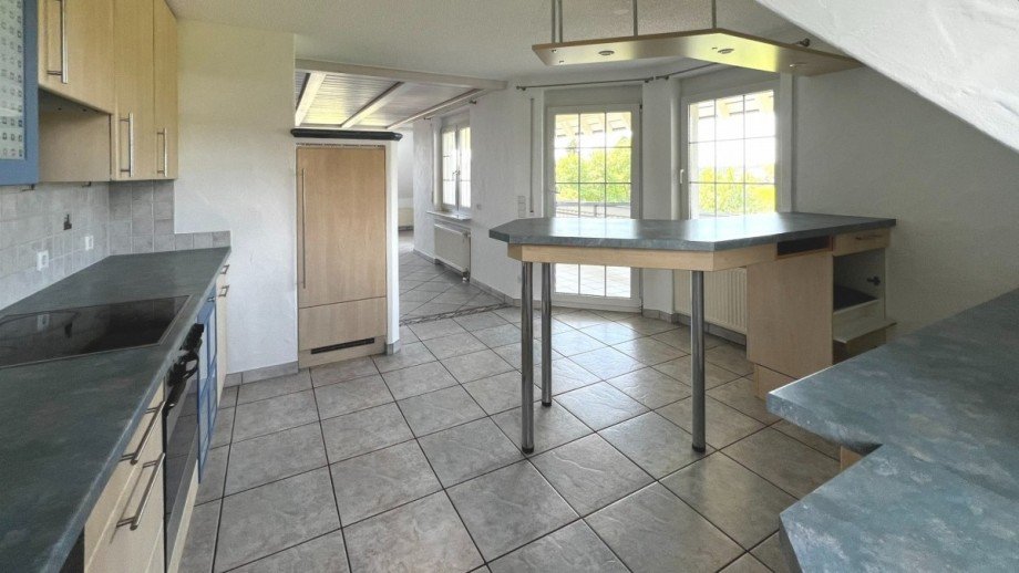 gro�e Einbauk�che mit Elektroger�ten (2) Dachgeschosswohnung G�rwihl