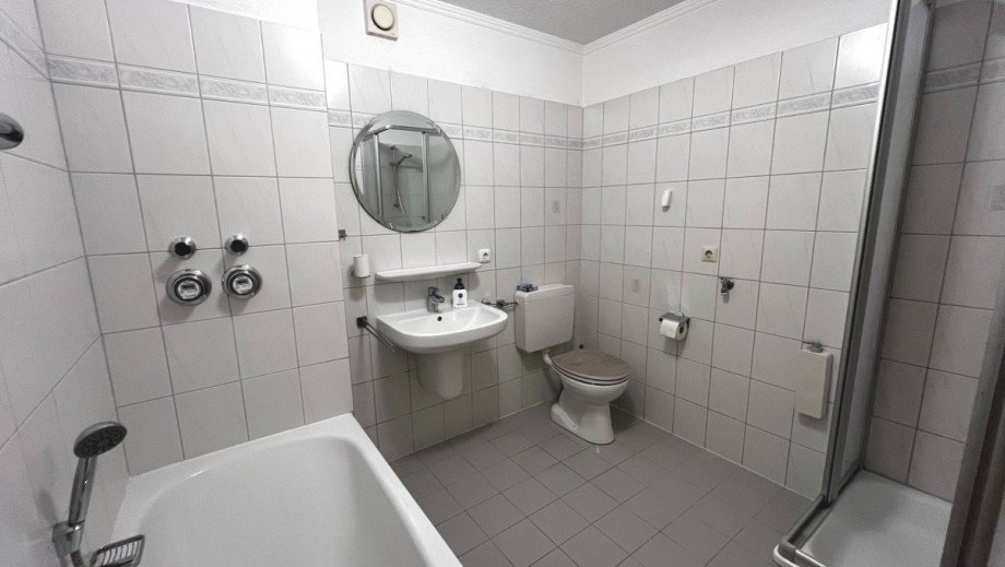 Badezimmer mit Badewanne und Dusche Etagenwohnung Waldshut-Tiengen