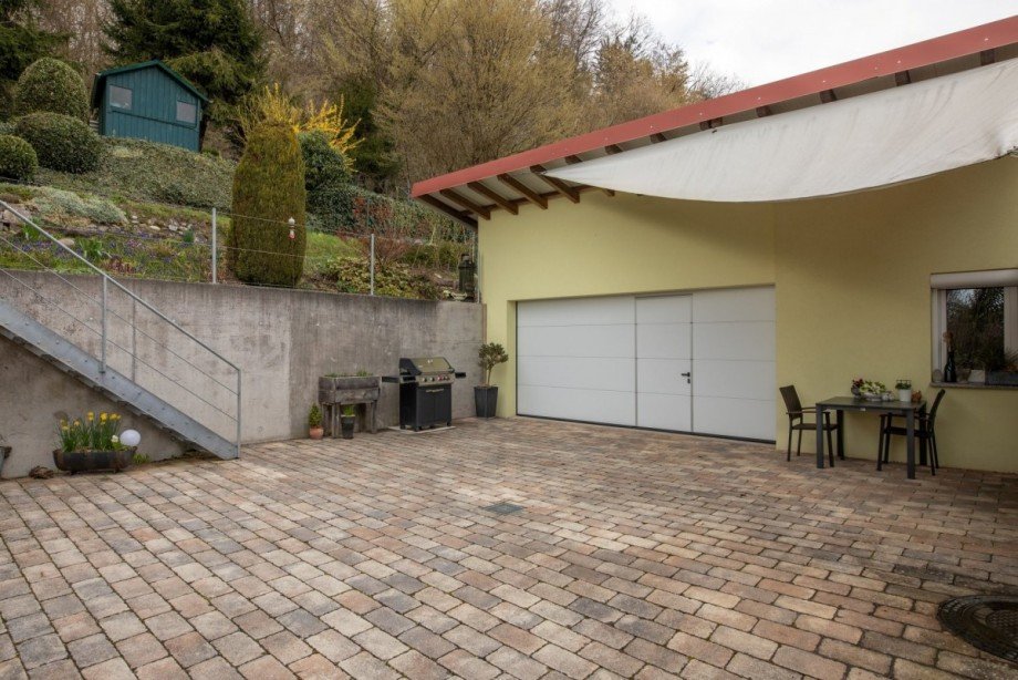 Hof mit gro�er Doppelgarage Einfamilienhaus Dogern