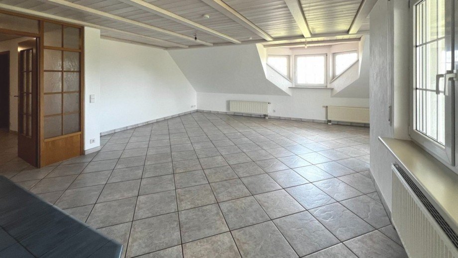 heller Wohn - und Essbereich Dachgeschosswohnung G�rwihl