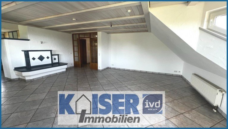 heller Wohn - und Essbereich mit Kaminsitz G�rwihl Dachgeschosswohnung Helle 4,5-Zimmer-Dachgeschosswohnung mit zwei Balkonen in Burg (G�rwihl)