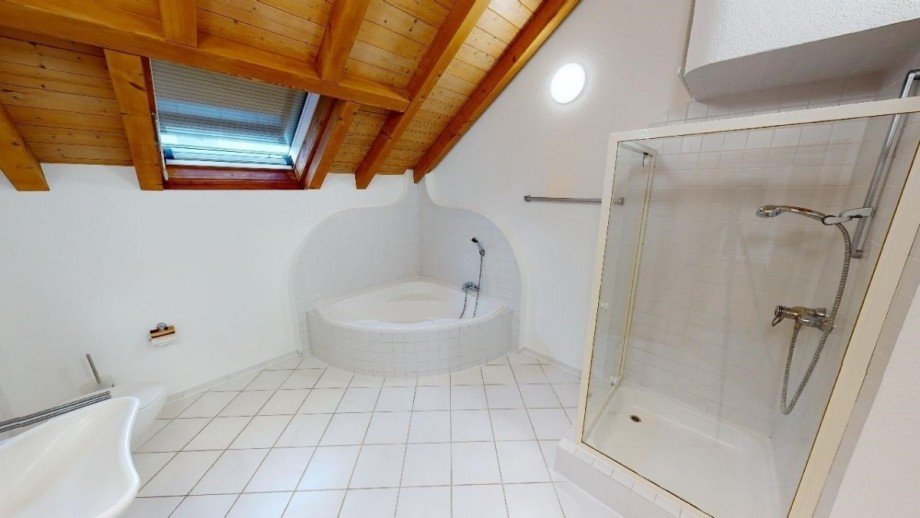 Tageslichtbad mit Dusche und Eckbadewanne Dachgeschosswohnung K�ssaberg