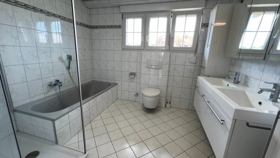 Tageslichtbad mit Dusche und Badewanne Dachgeschosswohnung G�rwihl