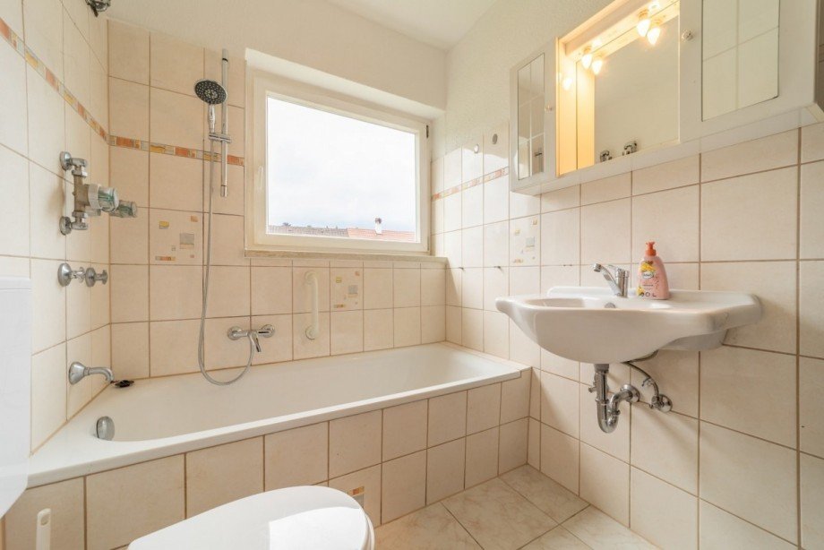 Tageslichtbad mit Wanne Etagenwohnung Lottstetten