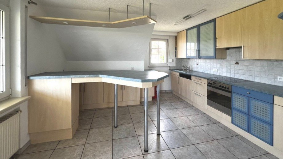 gro�e Einbauk�che mit Elektroger�ten Dachgeschosswohnung G�rwihl