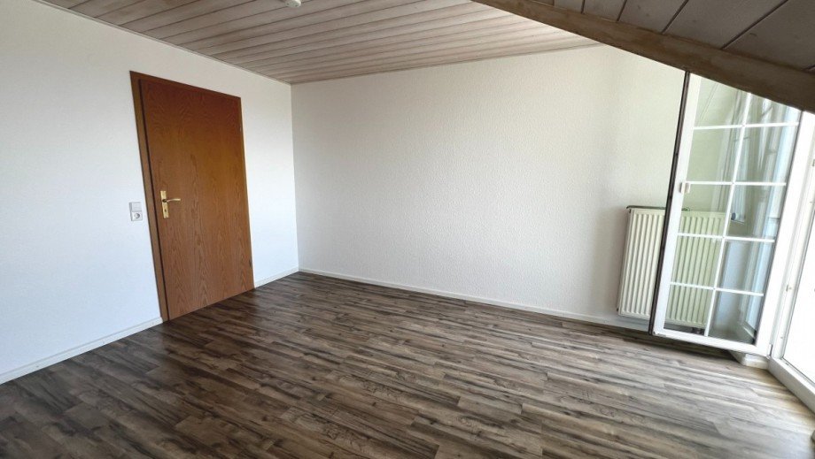 charmantes Hauptschlafzimmer mir Balkonzugang Dachgeschosswohnung G�rwihl