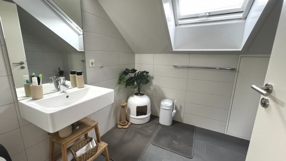 stilvolles zweites Badezimmer mit Stauraum Maisonettewohnung K�ssaberg