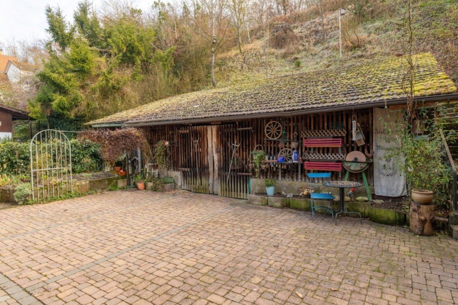 Hof mit Schuppen Reihenmittelhaus Wut�schingen