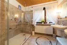 Bald mit Walk In Dusche Mit Klima - Waldshut-Tiengen: Gepflegtes Haus mit viel Platz und Ausstattung. Sofort verf�gbar.