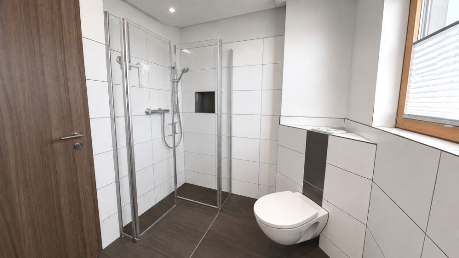 stilvolles Badezimmer mit begehbaren Dusche Erdgeschosswohnung G�rwihl